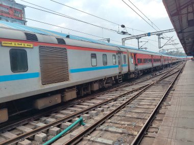 Amritsar, Hindistan, 15 Ağustos 2025 - Amritsar tren istasyonunda sabah treni, Amritsar, Punjab tren istasyonunda renkli tren