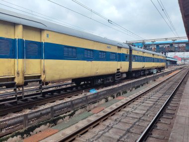 Amritsar, Hindistan, 15 Ağustos 2025 - Amritsar tren istasyonunda sabah treni, Amritsar, Punjab tren istasyonunda renkli tren