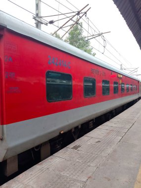 Amritsar, Hindistan, 15 Ağustos 2025 - Amritsar tren istasyonunda sabah treni, Amritsar, Punjab tren istasyonunda renkli tren