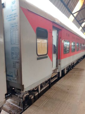 Amritsar, Hindistan, 15 Ağustos 2025 - Amritsar tren istasyonunda sabah treni, Amritsar, Punjab tren istasyonunda renkli tren