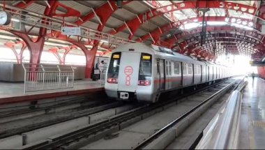 Yeni Delhi, Hindistan, 16 Nisan 2025 - Delhi treni Yeni Delhi, Hindistan, Asya 'daki Jhandewalan metro istasyonuna varıyor.