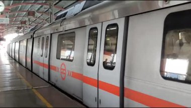 Yeni Delhi, Hindistan, 16 Nisan 2025 - Delhi treni Yeni Delhi, Hindistan, Asya 'daki Jhandewalan metro istasyonuna varıyor.