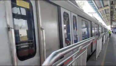 Yeni Delhi, Hindistan, 16 Nisan 2025 - Delhi treni Yeni Delhi, Hindistan, Asya 'daki Jhandewalan metro istasyonuna varıyor.