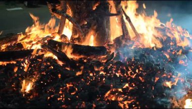 Siyah arka planda alevler, alev alev dokusu arka planda, çok güzel, ateş yanıyor, ateş odun ve inek gübresi ateşiyle yanıyor.