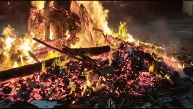 Siyah arka planda alevler, alev alev dokusu arka planda, çok güzel, ateş yanıyor, ateş odun ve inek gübresi ateşiyle yanıyor.