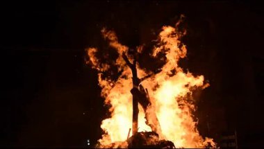 Siyah arka planda alevler, alev alev dokusu arka planda, çok güzel, ateş yanıyor, ateş odun ve inek gübresi ateşiyle yanıyor.