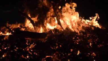 Siyah arka planda alevler, alev alev dokusu arka planda, çok güzel, ateş yanıyor, ateş odun ve inek gübresi ateşiyle yanıyor.