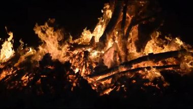 Siyah arka planda alevler, alev alev dokusu arka planda, çok güzel, ateş yanıyor, ateş odun ve inek gübresi ateşiyle yanıyor.