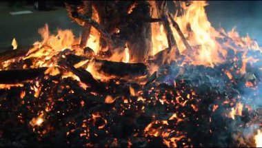 Siyah arka planda alevler, alev alev dokusu arka planda, çok güzel, ateş yanıyor, ateş odun ve inek gübresi ateşiyle yanıyor.