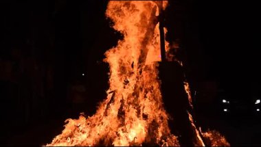 Siyah arka planda alevler, alev alev dokusu arka planda, çok güzel, ateş yanıyor, ateş odun ve inek gübresi ateşiyle yanıyor.