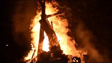 Siyah arka planda alevler, alev alev dokusu arka planda, çok güzel, ateş yanıyor, ateş odun ve inek gübresi ateşiyle yanıyor.