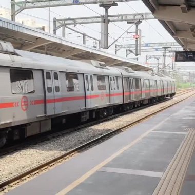 Yeni Delhi, Hindistan, 16 Nisan 2025 - Delhi treni Yeni Delhi, Hindistan, Asya 'daki Jhandewalan metro istasyonuna varıyor.