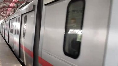 Yeni Delhi, Hindistan, 16 Nisan 2025 - Delhi treni Yeni Delhi, Hindistan, Asya 'daki Jhandewalan metro istasyonuna varıyor.