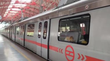 Yeni Delhi, Hindistan, 16 Nisan 2025 - Delhi treni Yeni Delhi, Hindistan, Asya 'daki Jhandewalan metro istasyonuna varıyor.