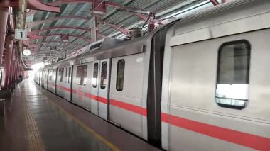 Yeni Delhi, Hindistan, 16 Nisan 2025 - Delhi treni Yeni Delhi, Hindistan, Asya 'daki Jhandewalan metro istasyonuna varıyor.
