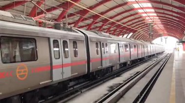 Yeni Delhi, Hindistan, 16 Nisan 2025 - Delhi treni Yeni Delhi, Hindistan, Asya 'daki Jhandewalan metro istasyonuna varıyor.