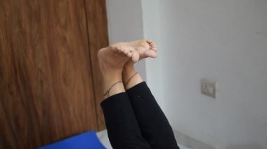 Evde yoga yapan genç Hintli bir kadın çevrimiçi yoga seansında güzel bir kız temel yoga pozisyonunda Asyalı bir kadın kapalı alanda yoga yapıyor.