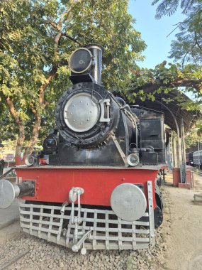 Yeni Delhi, Hindistan, 24 Aralık 2025 - Yeni Delhi 'deki Ulusal Demiryolu Müzesi' nde güzel bir Vintage Tren Motoru manzarası sergilendi, Eski tren Delhi Demiryolu Müzesi 'nde halka gösterinin bir parçası gibi görünüyor