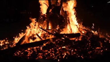 Siyah arka planda alevler, alev alev dokusu arka planda, çok güzel, ateş yanıyor, ateş odun ve inek gübresi ateşiyle yanıyor.