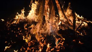 Siyah arka planda alevler, alev alev dokusu arka planda, çok güzel, ateş yanıyor, ateş odun ve inek gübresi ateşiyle yanıyor.