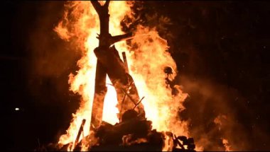 Siyah arka planda alevler, alev alev dokusu arka planda, çok güzel, ateş yanıyor, ateş odun ve inek gübresi ateşiyle yanıyor.