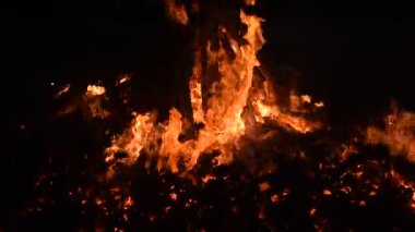 Siyah arka planda alevler, alev alev dokusu arka planda, çok güzel, ateş yanıyor, ateş odun ve inek gübresi ateşiyle yanıyor.