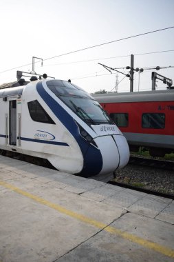 Amritsar, Hindistan, 15 Ağustos 2025 - Vande Bharat Ekspres treni Amritsar 'dan Delhi' ye Amritsar tren istasyonu, Vande Bharat Hindistan 'ın en hızlı treni