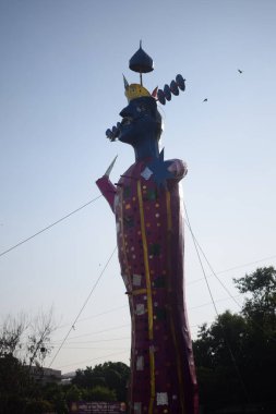 Dussehra festivali sırasında Dussehra 'da, Hindistan, Delhi' de Ramleela 'da, Ravana' nın büyük heykeli, Dussera Fuarı sırasında, Lord Rama 'nın zaferini kutlamak için ateşlendi.