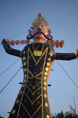Dussehra festivali sırasında Dussehra 'da, Hindistan, Delhi' de Ramleela 'da, Ravana' nın büyük heykeli, Dussera Fuarı sırasında, Lord Rama 'nın zaferini kutlamak için ateşlendi.
