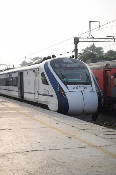 Amritsar, Hindistan, 15 Ağustos 2025 - Vande Bharat Ekspres treni Amritsar 'dan Delhi' ye Amritsar tren istasyonu, Vande Bharat Hindistan 'ın en hızlı treni