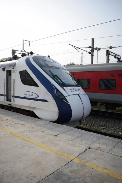 Amritsar, Hindistan, 15 Ağustos 2025 - Vande Bharat Ekspres treni Amritsar 'dan Delhi' ye Amritsar tren istasyonu, Vande Bharat Hindistan 'ın en hızlı treni