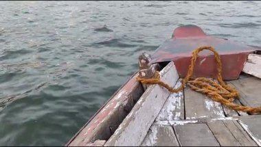 Dünyaca ünlü Ganga nehir manzarası motorlu tekne koşusundan, Ruhani Ganga nehri akşam saatlerinde eski Varanasi şehrinde geniş manzara