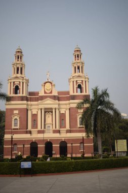 Connaught Place, Delhi, Hindistan 'daki Sacred Heart Katedrali. Orta Delhi' deki Katedral Kilisesi 'nin dışındaki güzel mimari manzara.