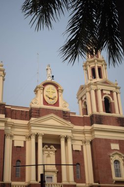 Connaught Place, Delhi, Hindistan 'daki Sacred Heart Katedrali. Orta Delhi' deki Katedral Kilisesi 'nin dışındaki güzel mimari manzara.