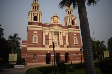 Connaught Place, Delhi, Hindistan 'daki Sacred Heart Katedrali. Orta Delhi' deki Katedral Kilisesi 'nin dışındaki güzel mimari manzara.