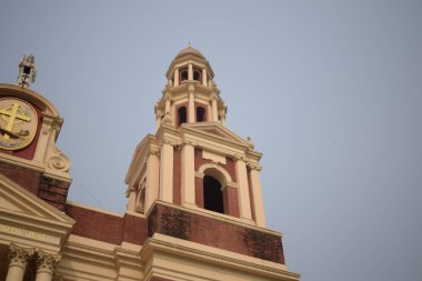 Connaught Place, Delhi, Hindistan 'daki Sacred Heart Katedrali. Orta Delhi' deki Katedral Kilisesi 'nin dışındaki güzel mimari manzara.