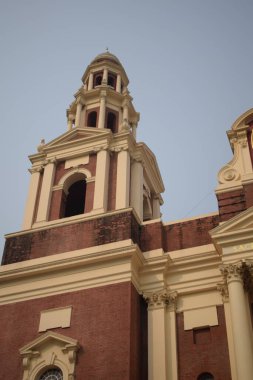 Connaught Place, Delhi, Hindistan 'daki Sacred Heart Katedrali. Orta Delhi' deki Katedral Kilisesi 'nin dışındaki güzel mimari manzara.