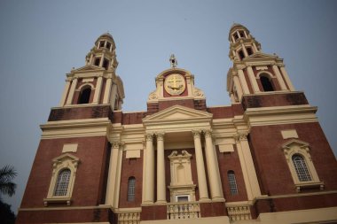 Connaught Place, Delhi, Hindistan 'daki Sacred Heart Katedrali. Orta Delhi' deki Katedral Kilisesi 'nin dışındaki güzel mimari manzara.
