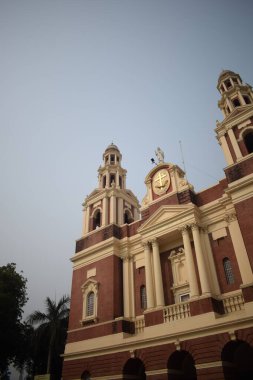 Connaught Place, Delhi, Hindistan 'daki Sacred Heart Katedrali. Orta Delhi' deki Katedral Kilisesi 'nin dışındaki güzel mimari manzara.