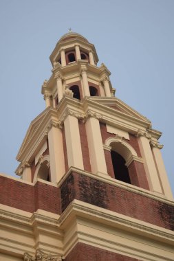 Connaught Place, Delhi, Hindistan 'daki Sacred Heart Katedrali. Orta Delhi' deki Katedral Kilisesi 'nin dışındaki güzel mimari manzara.
