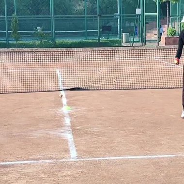 Delhi, Hindistan, 17 Şubat 2025 - Maha Open için kil tenis kortunda antrenörlük yapan genç tenisçiler, yaklaşan turnuva için küçük tenis oyuncuları antrenman yapıyor