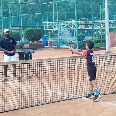 Delhi, Hindistan, 17 Şubat 2025 - Maha Open için kil tenis kortunda antrenörlük yapan genç tenisçiler, yaklaşan turnuva için küçük tenis oyuncuları antrenman yapıyor