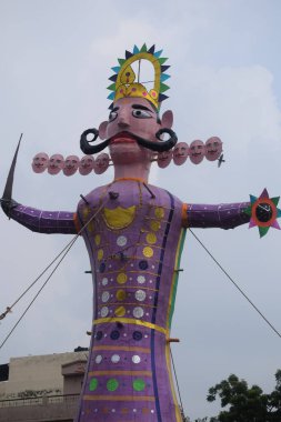 Dussehra festivali sırasında Dussehra 'da, Hindistan, Delhi' de Ramleela 'da, Ravana' nın büyük heykeli, Dussera Fuarı sırasında, Lord Rama 'nın zaferini kutlamak için ateşlendi.