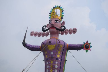 Dussehra festivali sırasında Dussehra 'da, Hindistan, Delhi' de Ramleela 'da, Ravana' nın büyük heykeli, Dussera Fuarı sırasında, Lord Rama 'nın zaferini kutlamak için ateşlendi.