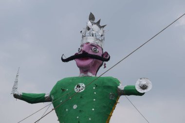 Dussehra festivali sırasında Dussehra 'da, Hindistan, Delhi' de Ramleela 'da, Ravana' nın büyük heykeli, Dussera Fuarı sırasında, Lord Rama 'nın zaferini kutlamak için ateşlendi.