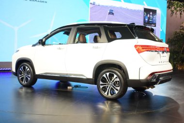 Noida, Uttar Pradesh, Hindistan, 28 Kasım 2023 - Otomobil Fuarı 2023 'te sergilenen tamamen otonom elektrik, dizel ve benzin otomobili. Otomobil geleceği için tasarlanmış yaratıcı bir araba.