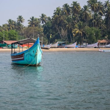 Goa, Hindistan, 10 Aralık 2023 - Goa, Hindistan 'daki Arap denizinde uzun kuyruklu motorlu tekneden inanılmaz manzara, motorlu ahşap tekneden okyanus manzarası