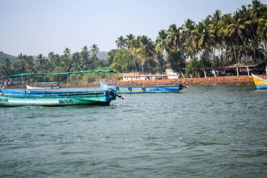 Goa, Hindistan, 10 Aralık 2023 - Goa, Hindistan 'daki Arap denizinde uzun kuyruklu motorlu tekneden inanılmaz manzara, motorlu ahşap tekneden okyanus manzarası