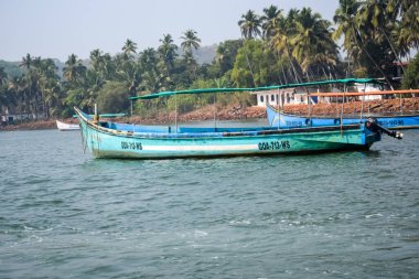 Goa, Hindistan, 10 Aralık 2023 - Goa, Hindistan 'daki Arap denizinde uzun kuyruklu motorlu tekneden inanılmaz manzara, motorlu ahşap tekneden okyanus manzarası