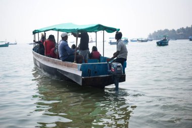 Goa, Hindistan, 10 Aralık 2023 - Goa, Hindistan 'daki Arap denizinde uzun kuyruklu motorlu tekneden inanılmaz manzara, motorlu ahşap tekneden okyanus manzarası